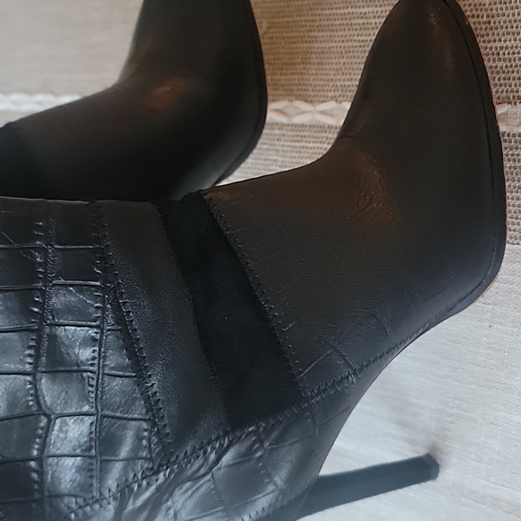 EUC Vince Camuto size 6.5 black Women's Saraalan Fashion Boot new years - Picture 11 of 11
